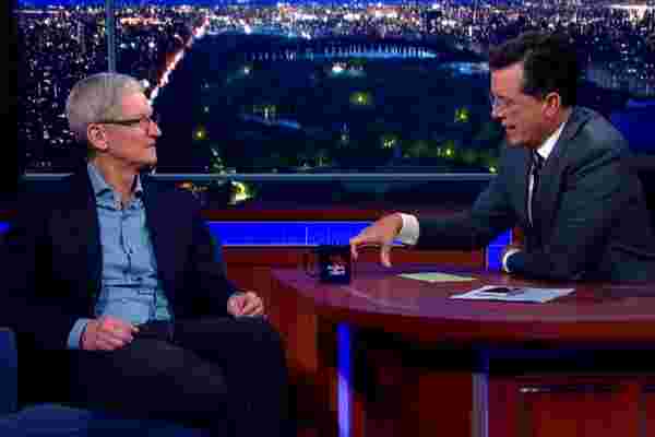 蒂姆·库克 (Tim Cook) 告诉斯蒂芬·科尔伯特 (Stephen Colbert)，他有 “巨大的责任” 要成为同性恋 (视频)